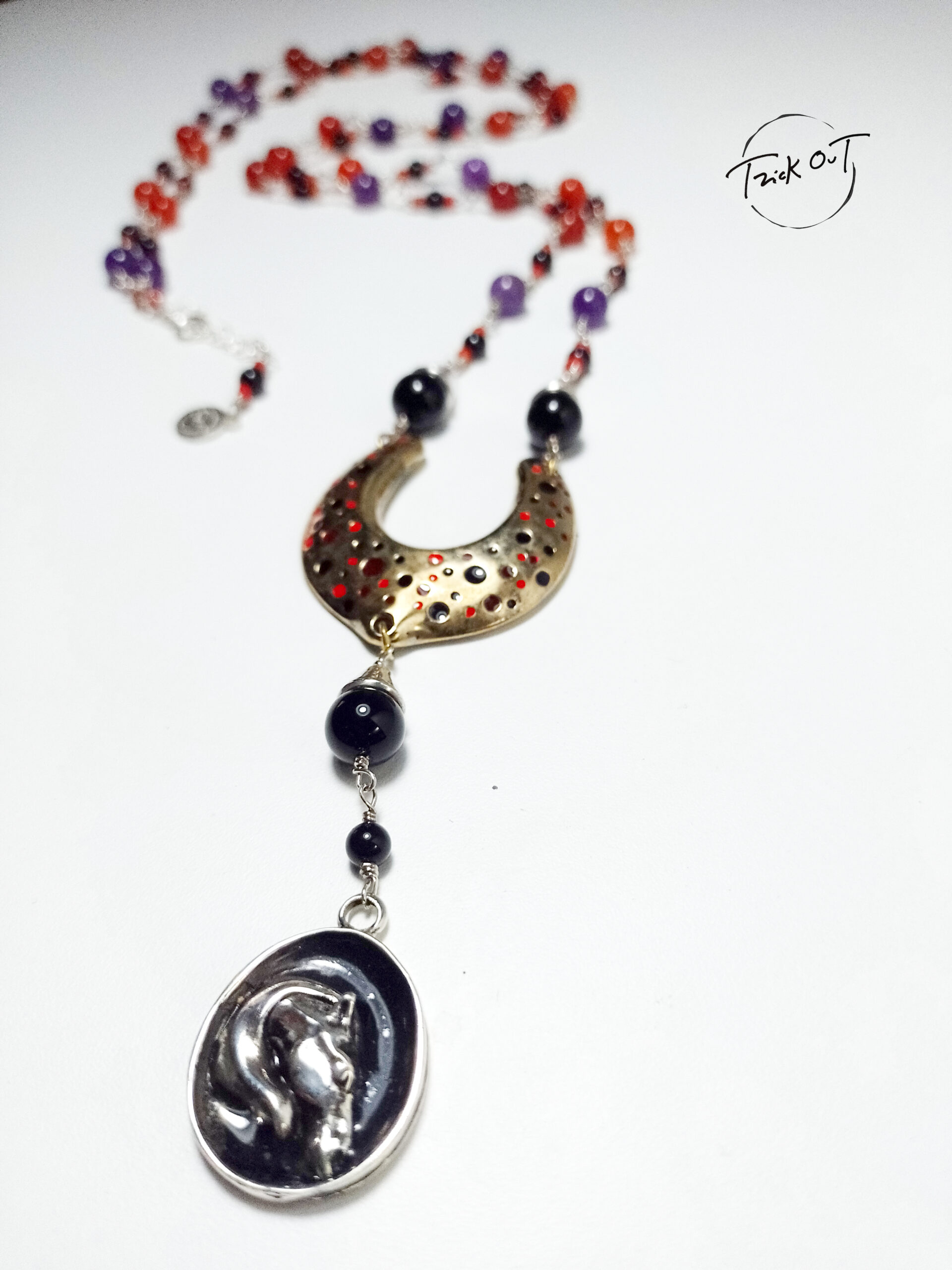 GITANA/FERRO-collana lunga con pendente smaltato. Argento 925/bronzo ottone ossidato/pietre naturali-ametista /onice nera/corniola/polimeri montate con nodino rosario -fatto a mano-