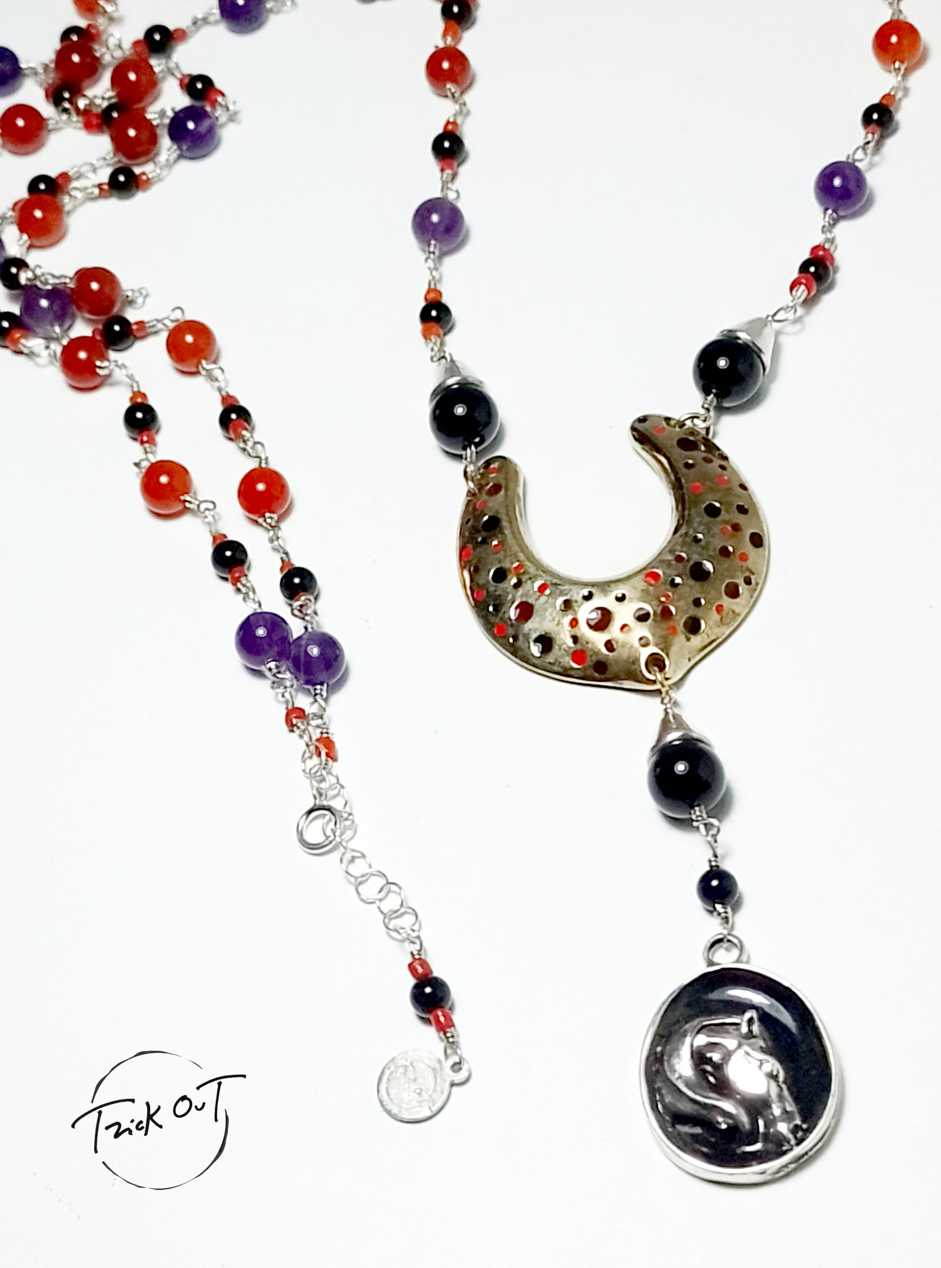 GITANA/FERRO-collana lunga con pendente smaltato. Argento 925/bronzo ottone ossidato/pietre naturali-ametista /onice nera/corniola/polimeri montate con nodino rosario -fatto a mano-