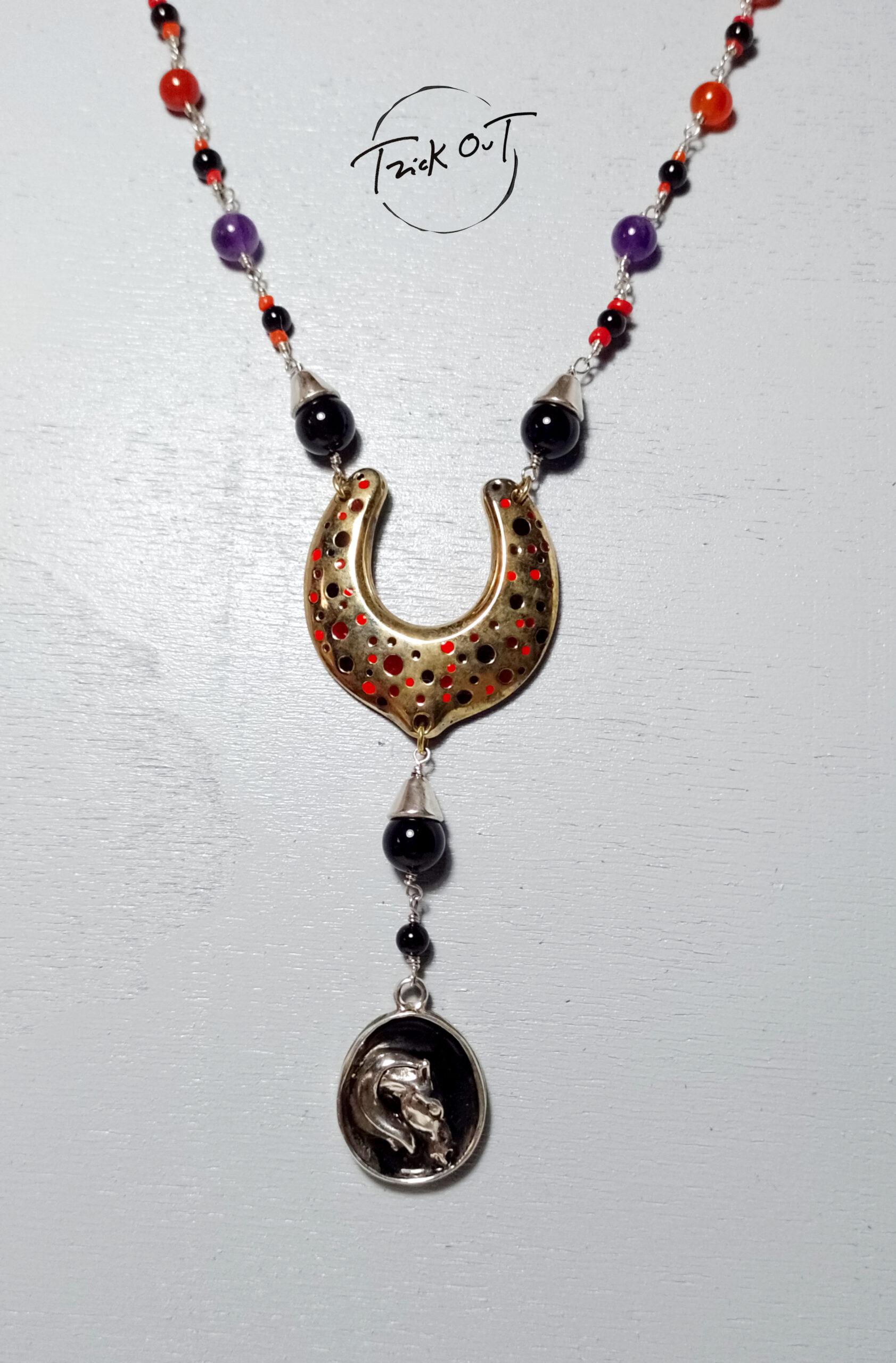 GITANA/FERRO-collana lunga con pendente smaltato. Argento 925/bronzo ottone ossidato/pietre naturali-ametista /onice nera/corniola/polimeri montate con nodino rosario -fatto a mano-