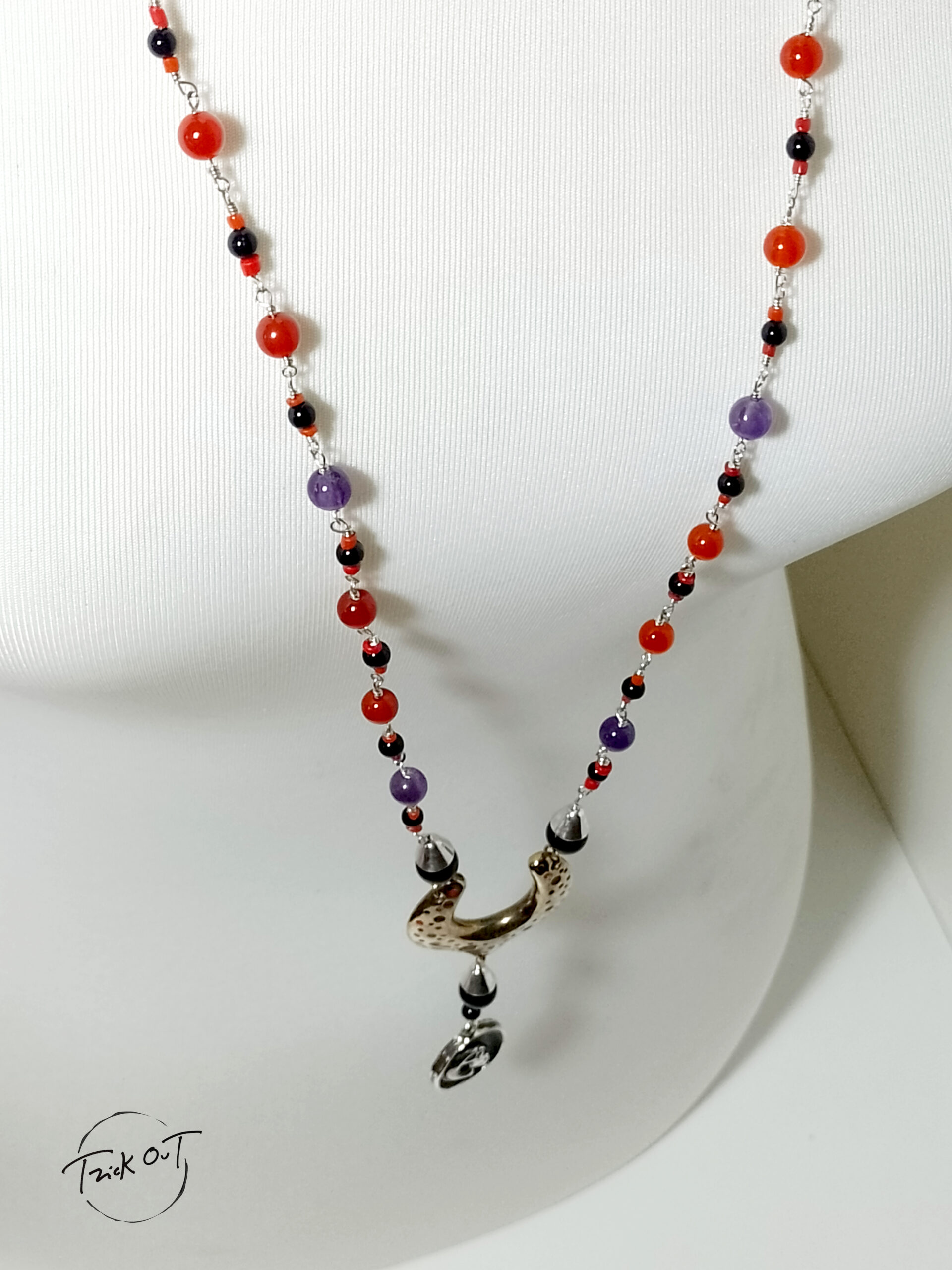GITANA/FERRO-collana lunga con pendente smaltato. Argento 925/bronzo ottone ossidato/pietre naturali-ametista /onice nera/corniola/polimeri montate con nodino rosario -fatto a mano-